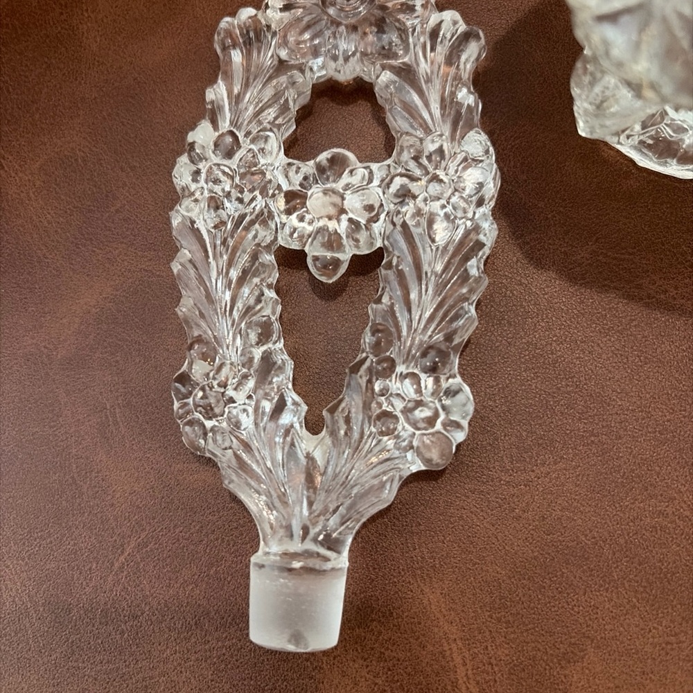 Beautiful Vintage Ornate Glass Perfume Bottle W Stopper Vanity Decor Victorian - Picture 5 of 12